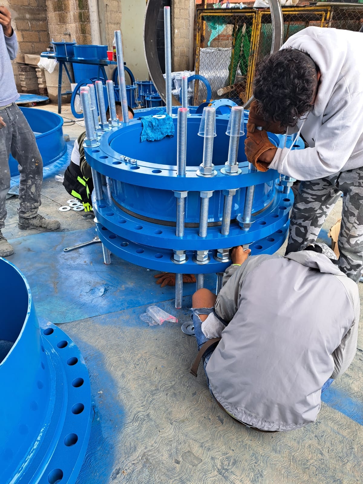 Proceso de fabricación de Juntas Dresser en planta Santek — ensamble de junta bridada de gran diámetro